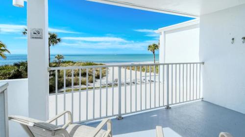 Longboat Key Apartment | LaPlaya 206C Gorgeous vistas of the Gulf from this light and bright end unit with private access to the beach