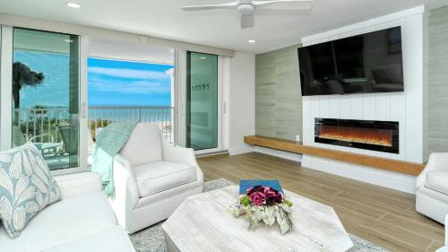 Longboat Key Apartment | LaPlaya 206C Gorgeous vistas of the Gulf from this light and bright end unit with private access to the beach
