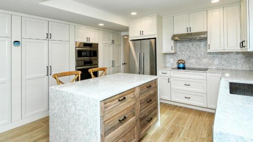 Longboat Key Apartment | LaPlaya 206C Gorgeous vistas of the Gulf from this light and bright end unit with private access to the beach