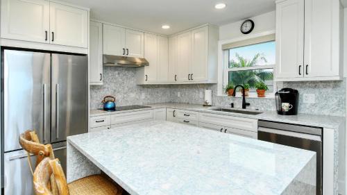 Longboat Key Apartment | LaPlaya 206C Gorgeous vistas of the Gulf from this light and bright end unit with private access to the beach