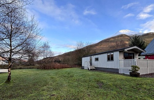 Crianlarich Ski Chalet | Lapwing Lodge with loch and mountain view