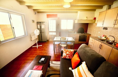 Mouraria House | Laranjeira - House with garden and private pool, parking and Wi-Fi