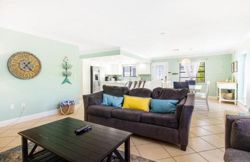 Anna Maria House | LaRaya Retreat