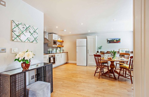 Bath Cottage | Larchmont Lodge - newly renovated with parking