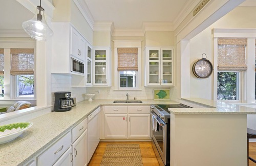 Seaside House | Large 1 BD Guest Cottage Stand Alone Home in Seaside + 2 Adult Bikes!