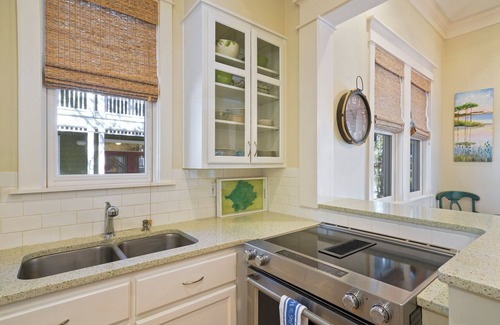 Seaside House | Large 1 BD Guest Cottage Stand Alone Home in Seaside + 2 Adult Bikes!