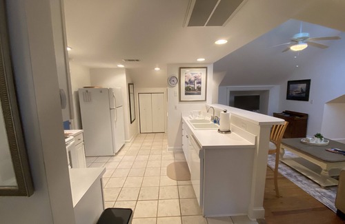 St. Marys Apartment | Large 1 Bedroom 1 Bath apartment with full kitchen, living room and work space