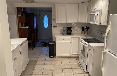 St. Marys Apartment | Large 1 Bedroom 1 Bath apartment with full kitchen, living room and work space