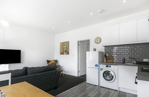 Archway Apartment | Large 1 bedroom, apartment moments from tube and Whittington Hospital