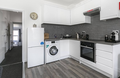 Archway Apartment | Large 1 bedroom, apartment moments from tube and Whittington Hospital