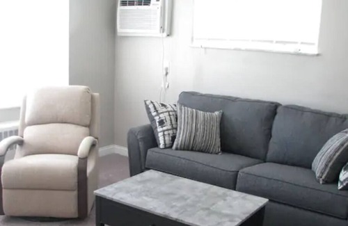 Mount Saint Joseph Apartment | Large 1 Bedroom Apt - Full Kitchen - Sleeps 4