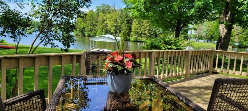 Paw Paw House | Large 1 BR Cottage, KING BED on the Lake