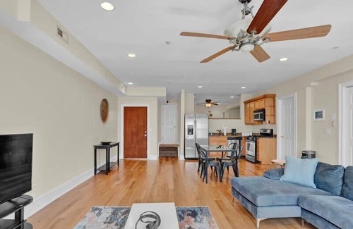 Old City House | Large 1 BR in Historic Old City Philly | Elevator