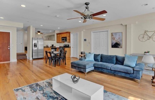 Old City House | Large 1 BR in Historic Old City Philly | Elevator