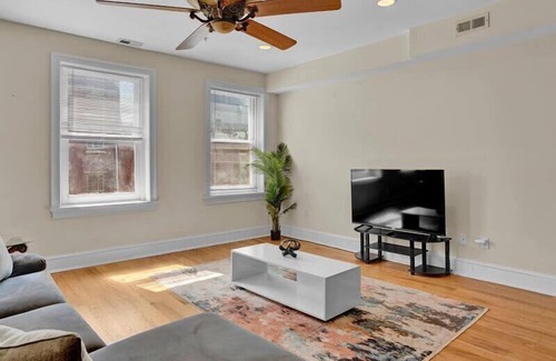 Old City House | Large 1 BR in Historic Old City Philly | Elevator