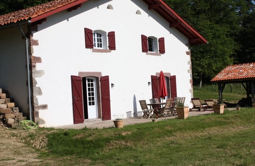 Saint-Jean-Pied-de-Port Villa | Large 18th century Basque house restored 16 to 20 people