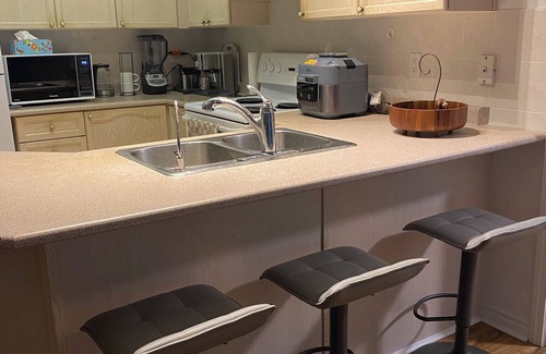 North York Condo | Large 2+2+den, private terrace, gym, sauna, garage, walk to subway!