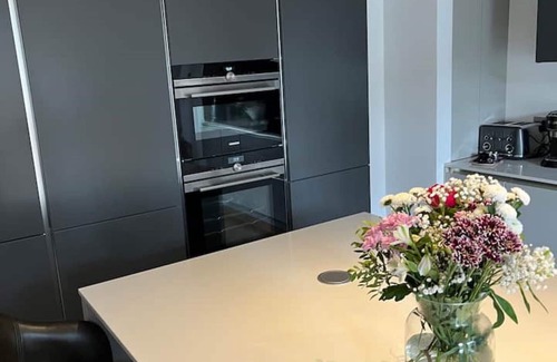South Twickenham Apartment | Large 2 bed Apartment with large outdoor space and BBQ area