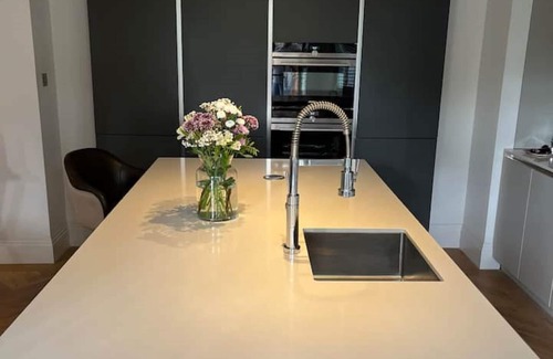 South Twickenham Apartment | Large 2 bed Apartment with large outdoor space and BBQ area