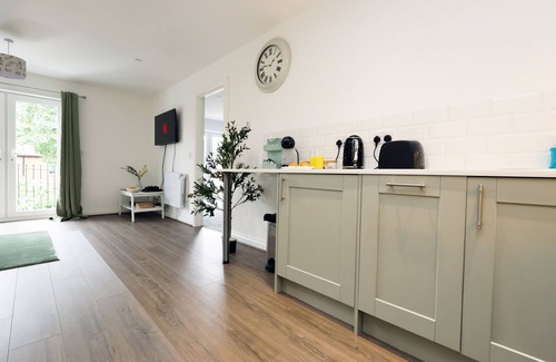Cathays Apartment | large 2 bed central apartment with balcony/parking