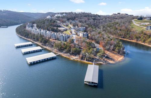 Kimberling City House | Large 2 Bed Condo w Beautiful Deck Views-Free Attraction Tickets-Table Rock Lake Access