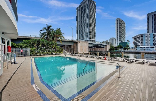 Hallandale Beach Apartment | Large 2-Bedroom Condo Near Ocean w Amenities 1709