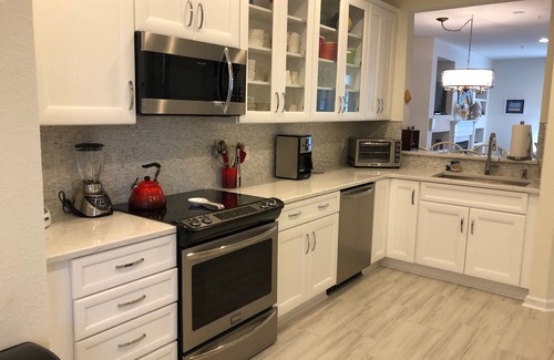 Ocean View Condo | Large 2-bedroom, 2 bath villa, sleeps 6, w/grill on the golf course-Bear Trap