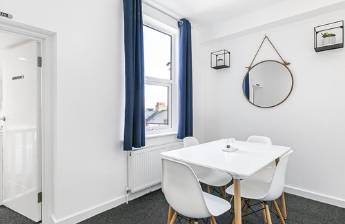 Archway Apartment | Large 2 bedroom, 3 bathroom apartment moments from tube and Whittington Hospital