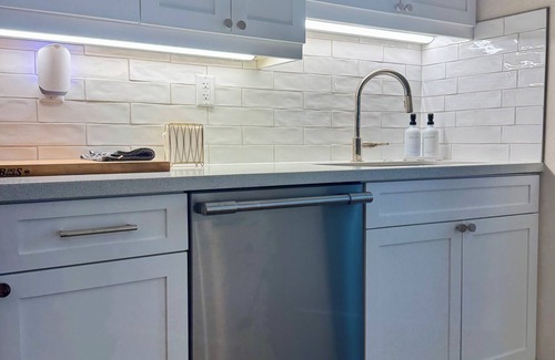 Central Corals Condo | Large 2 Bedroom, Great for Traveling Professionals, Pool, Close to everything!