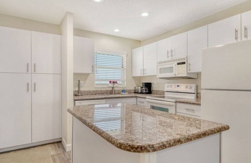 Siesta Key Condo | Large 2 bedroom with updated open kitchen and spectacular Gulf of Mexico views