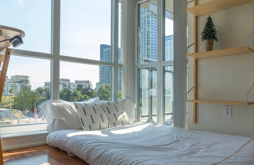 Bathurst Quay Condo | Large 2 Bedrooms near CN tower