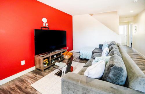 Los Angeles Apartment | Large 2 levles 5 bedroom with 3 bathroom and 2 parking