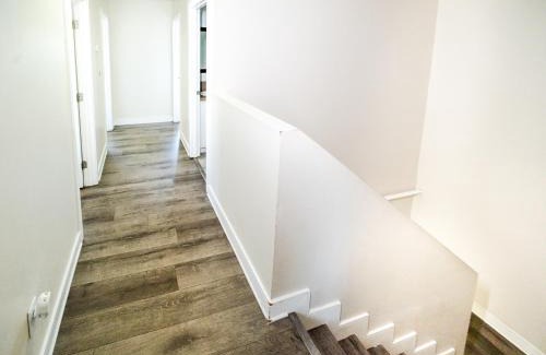 Los Angeles Apartment | Large 2 levles 5 bedroom with 3 bathroom and 2 parking