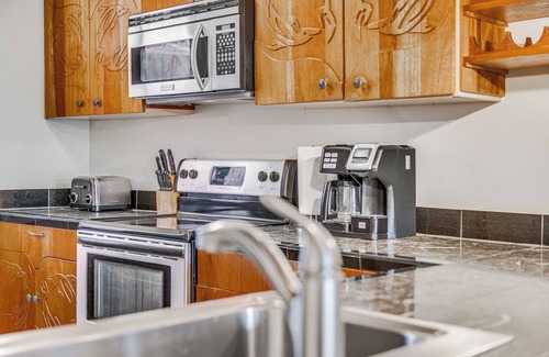 Kihei Condo | Large 3 Bedroom Condo Across From Beach! Pool & Hot Tub Access! Ocean View!
