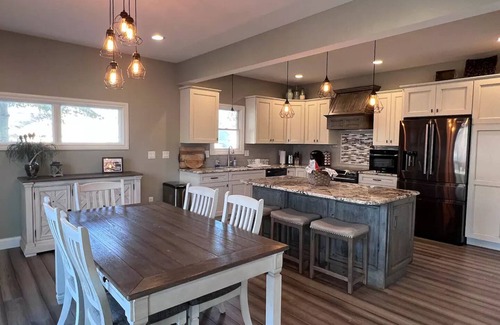 Port Huron House | Large, 3 bedroom Cottage on Black River sleeps up to 10.