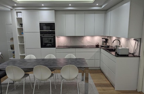 Lantinen District Apartment | Large 3 bedroom renovated apartment in leafy Munkkiniemi