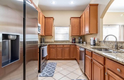 College Park House | Large 3 bedroom with King Bed!