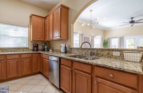College Park House | Large 3 bedroom with King Bed!