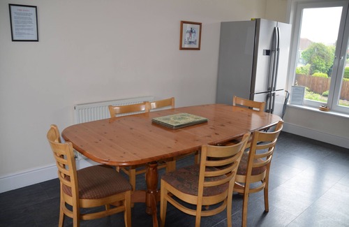 Whitby Apartment | Large 3 bedroomed Apt. sleeps 7 in comfy beds. Plenty of room for two families.