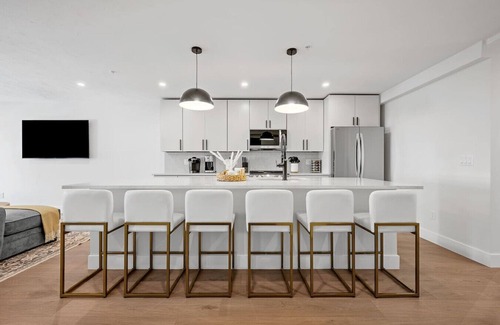 Central Business District Apartment | Large 3 BR Apt- Downtown Luxury