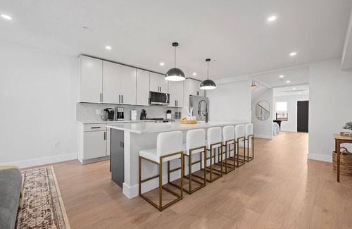 Central Business District Apartment | Large 3 BR Apt- Downtown Luxury