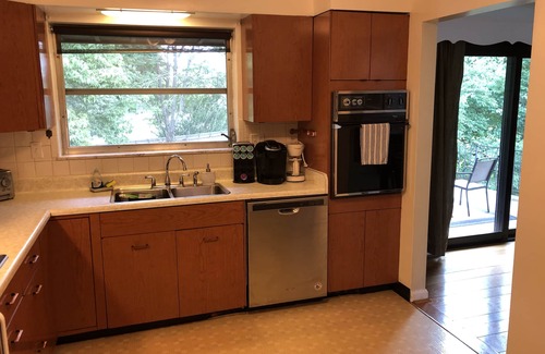 Mount Airy Apartment | Large 3 BR On Quiet Street. Perfect For Families!