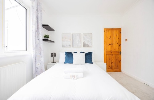 Caterham House | Large 4 Bed House | Sleeps 8