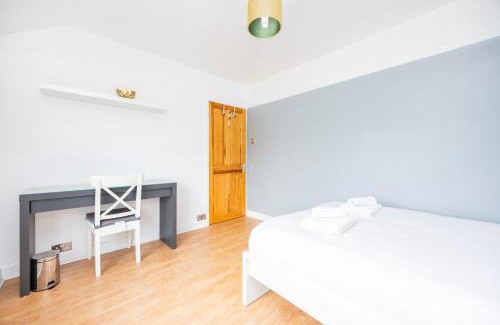 Caterham House | Large 4 Bed House Sleeps 8 Perfect for Leisure & Contractors by AV Stays