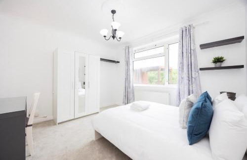 Caterham House | Large 4 Bed House Sleeps 8 Perfect for Leisure & Contractors by AV Stays