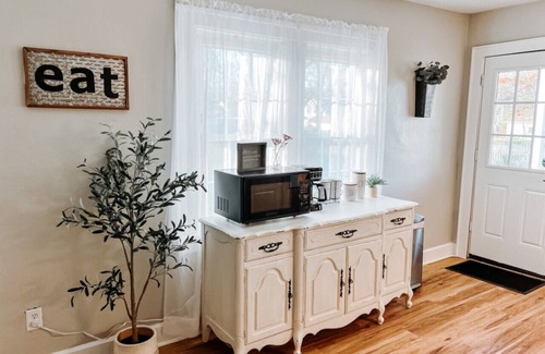 Berea House | Large 4 Bedroom|Close to Airport & IX Center|Sleeps 10