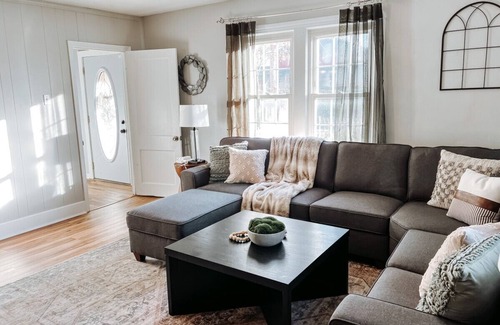 Berea House | Large 4 Bedroom|Close to Airport & IX Center|Sleeps 10