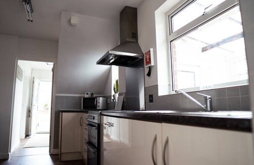 Burton Latimer House | Large 4 Bedroom Property driveway & 3 bathrooms
