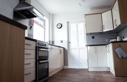 Burton Latimer House | Large 4 Bedroom Property driveway & 3 bathrooms