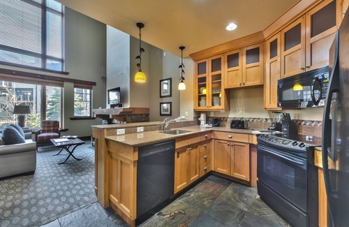 Park City Condo | Large 4 Bedroom Ski-in/Out, Sleeps 12, Vaulted Ceilings, Pool, Hot Tub MC12A